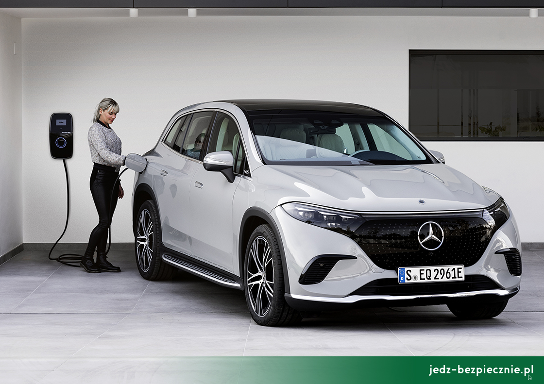 Premiera tygodnia - Mercedes EQS SUV - widok ogólny, przód SUV-a podczas ładowania